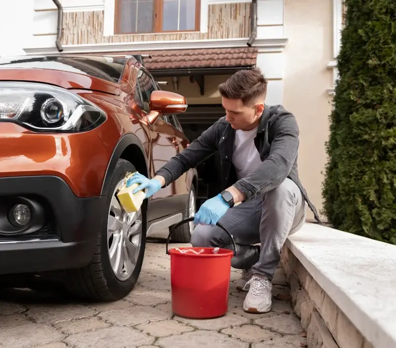 Lavage auto à domicile Souvigné : professionnel intervenant sur un véhicule